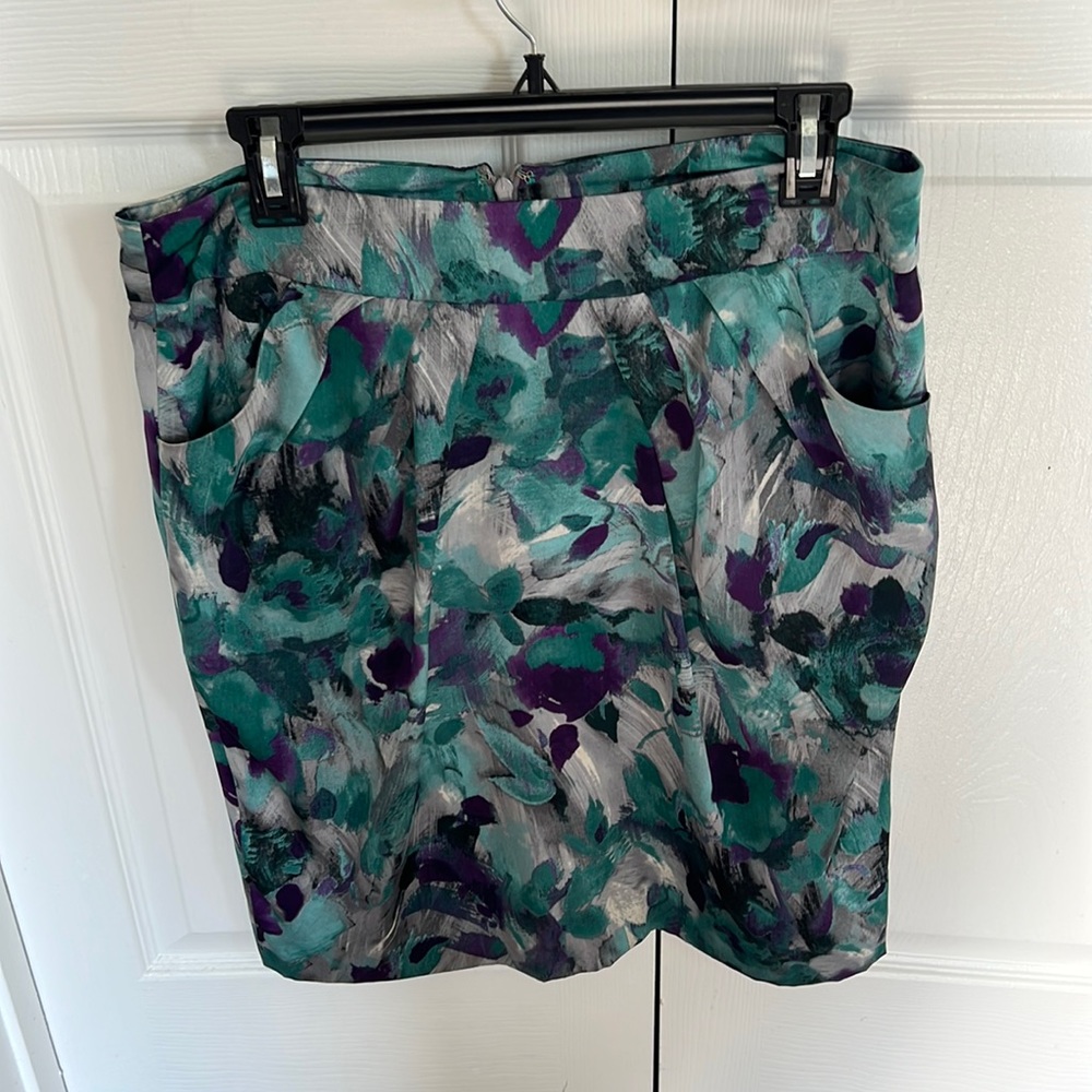 It has pockets!